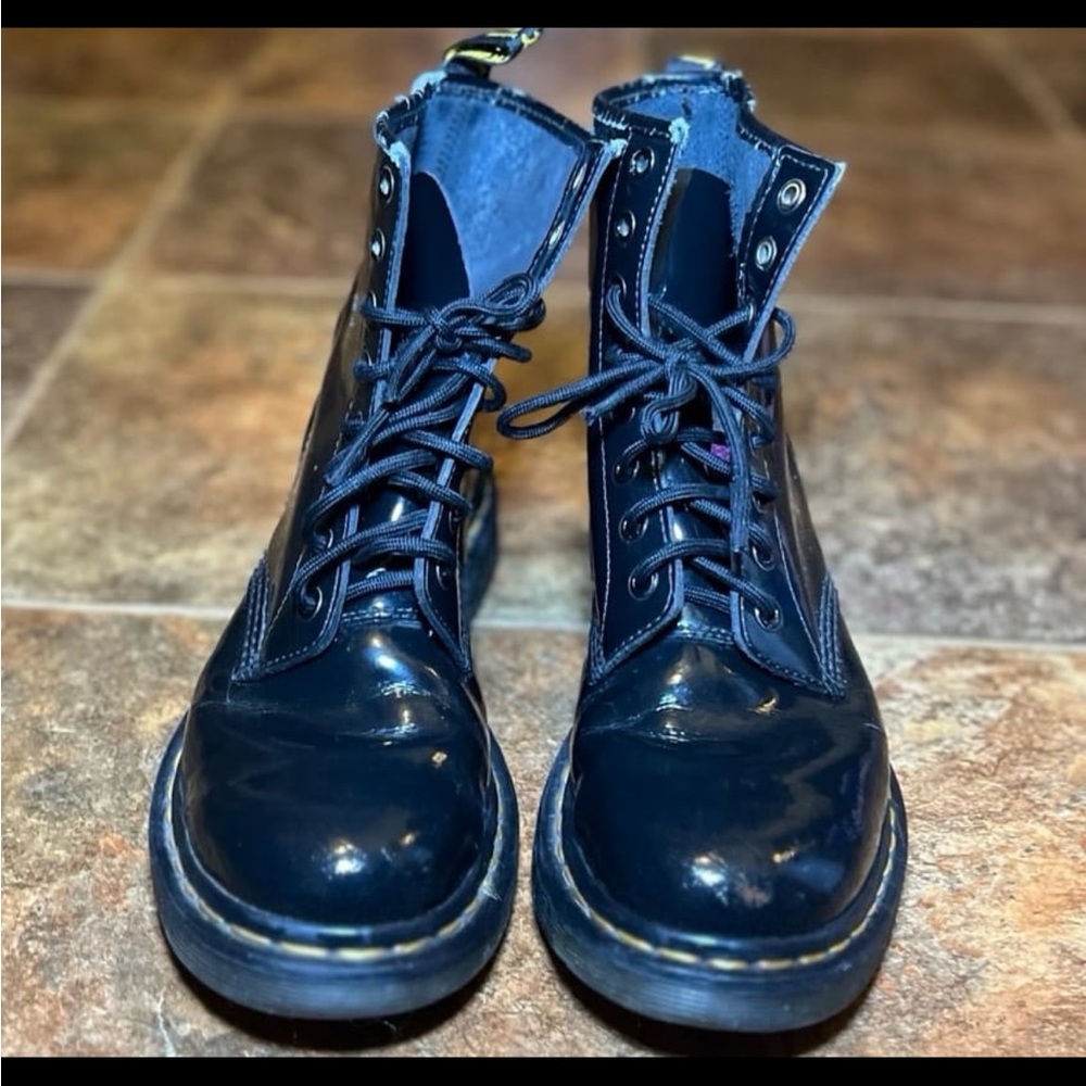 DOC MARTEN 1460 LEATHER BOOTS SIZE 9 WOMEN / 7.5 MEN — USED, UNISEX BOOTS